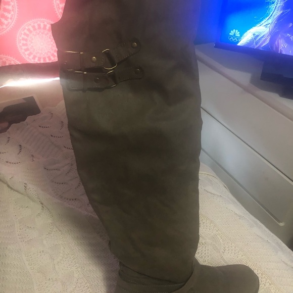 4 pair of size 10 boots; 2 are over knee. $15 each or $50 for the 4 pair. - Picture 9 of 9